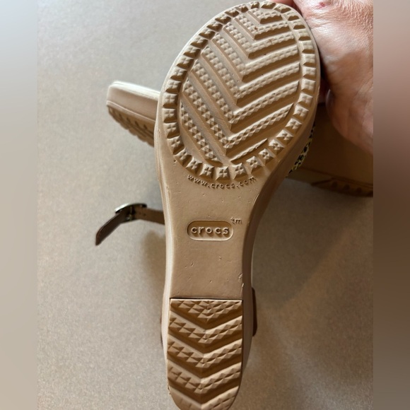 Crocs Women's Leigh II Ankle Strap Graphic Print Wedges Size 9 - Picture 6 of 9